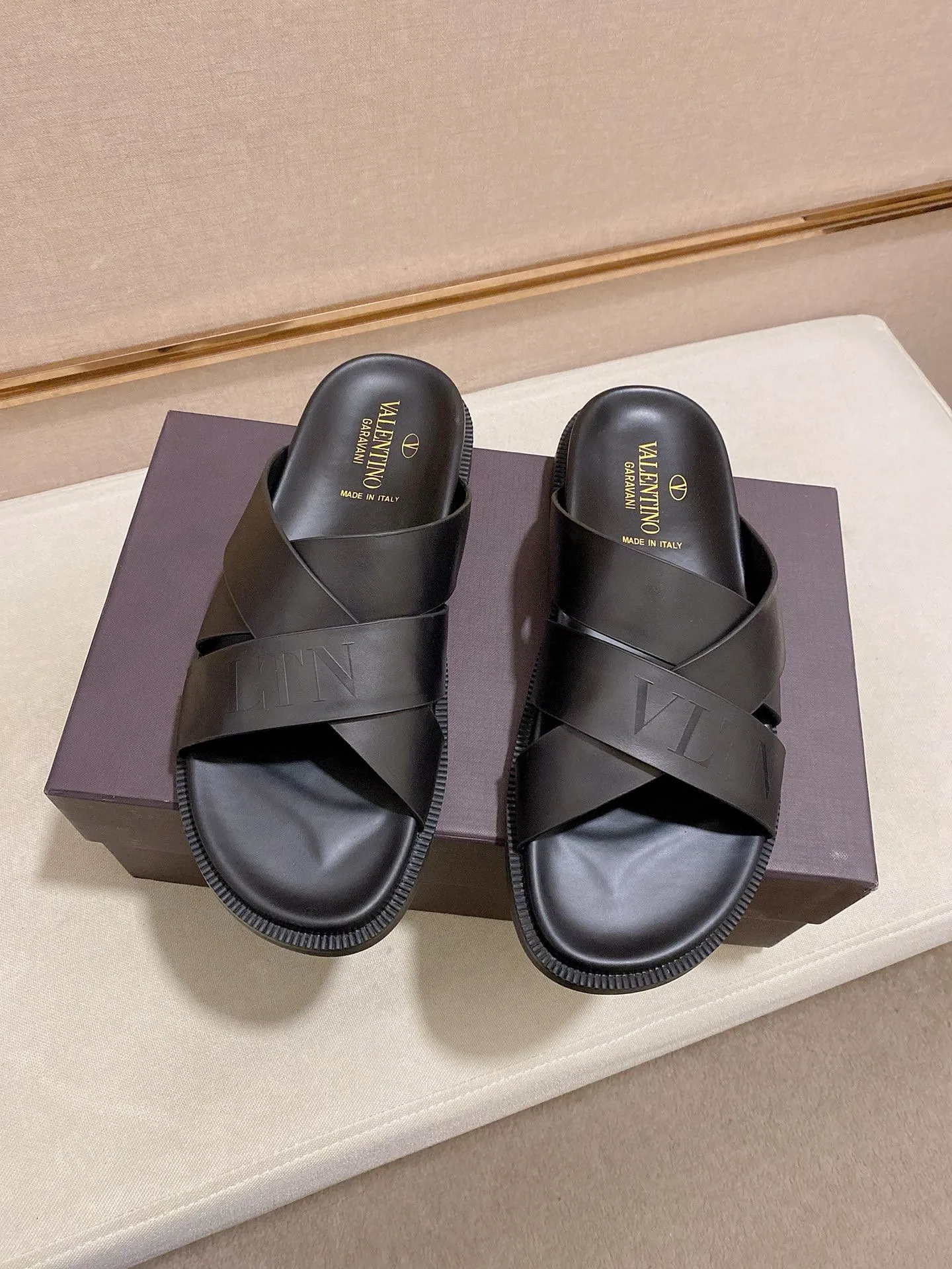 Men's shoes💰: 440💰[Valentino] New men's boutique slippers, counter quality, classic plaid, the actual workmanship is quite complex🔰The uppers are made of imported fabrics➕🐑Sheepskin lining, which tests the craftsman's craftsmanship➕original PU outsole. Size: 38-44 (45 can be customized, non-refundable)